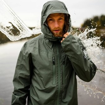 Chaquetas de lluvia tácticas y camufladas