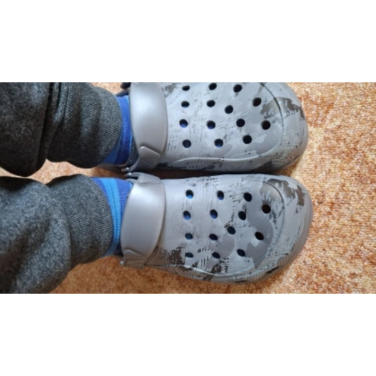 Graue taktische Crocs im Camouflage-Look photo review