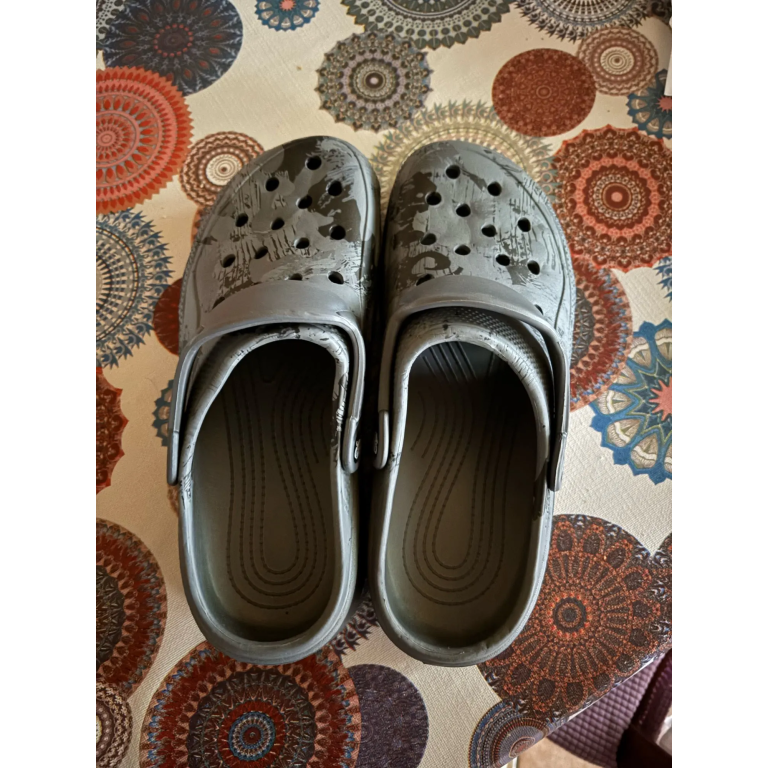 Graue taktische Crocs im Camouflage-Look photo review