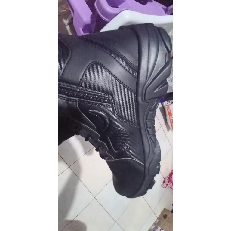 Schwarze taktische Stiefel mit seitlichem Reißverschluss und Schutzkappe photo review