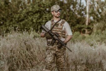 Wie trage ich ein Army Combat Shirt?
