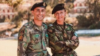 Wie trage ich ein Militär-Barett?